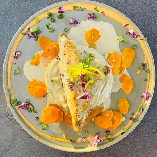 Dorade royale sauce au beurre et verveine, carottes nouvelles au gingembre et miel - Le Comptoir de Marcel - Carcans Maubuisson