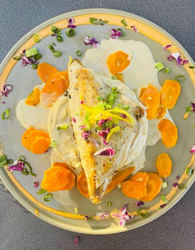 Dorade royale sauce au beurre et verveine, carottes nouvelles au gingembre et miel - Le Comptoir de Marcel - Carcans Maubuisson