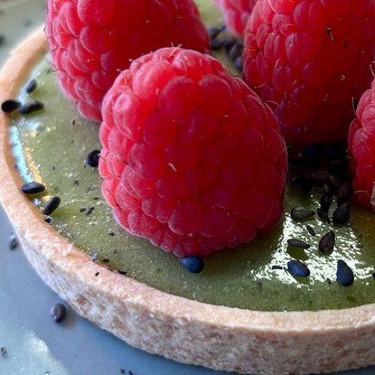 Nos réalisations 4 Tarte pistache framboise sésame noir - Le Comptoir de Marcel - Carcans - 33