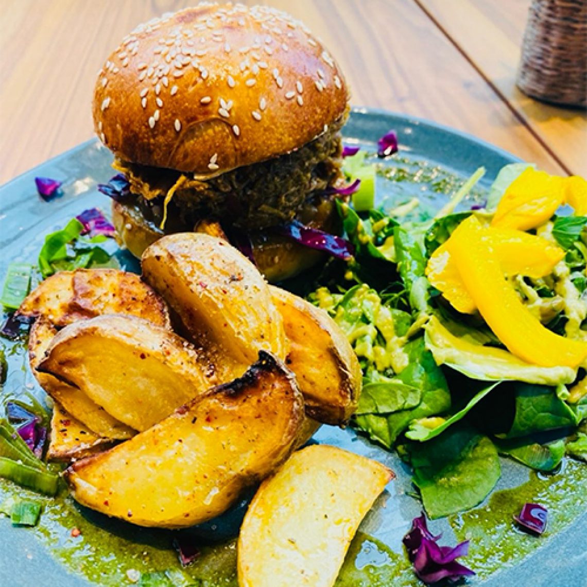 Burger à l’effiloché de porc aux épices et sirop d’érable - Recette de Charly Fredet - Le Parfait Savoureux