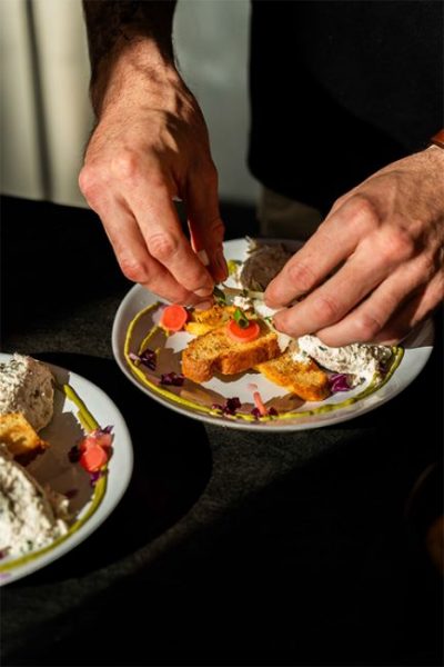 Cuisinier traiteur à Bordeaux - Sud-ouest : Charly Fredet, Chef cuisiner au Comptoir de Marcel à Carcans Maubuisson