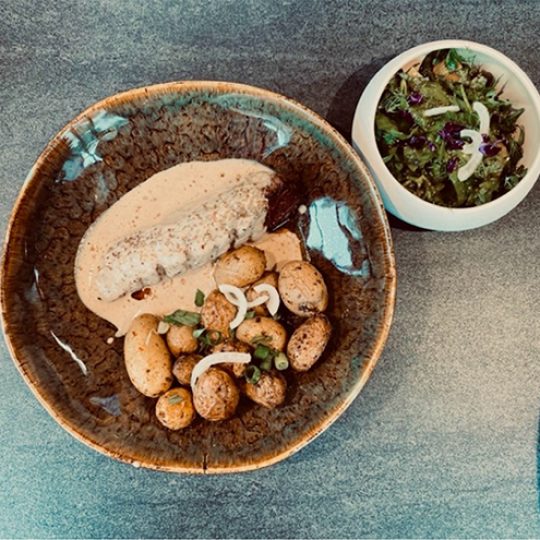 Nos réalisations 12 magret de canard du sud-ouest sauce aux cèpes du médoc, pommes de terre grenailles, paprika fumé et salade d’herbes fraîches Recette de Charly Fredet - Le Parfait Savoureux