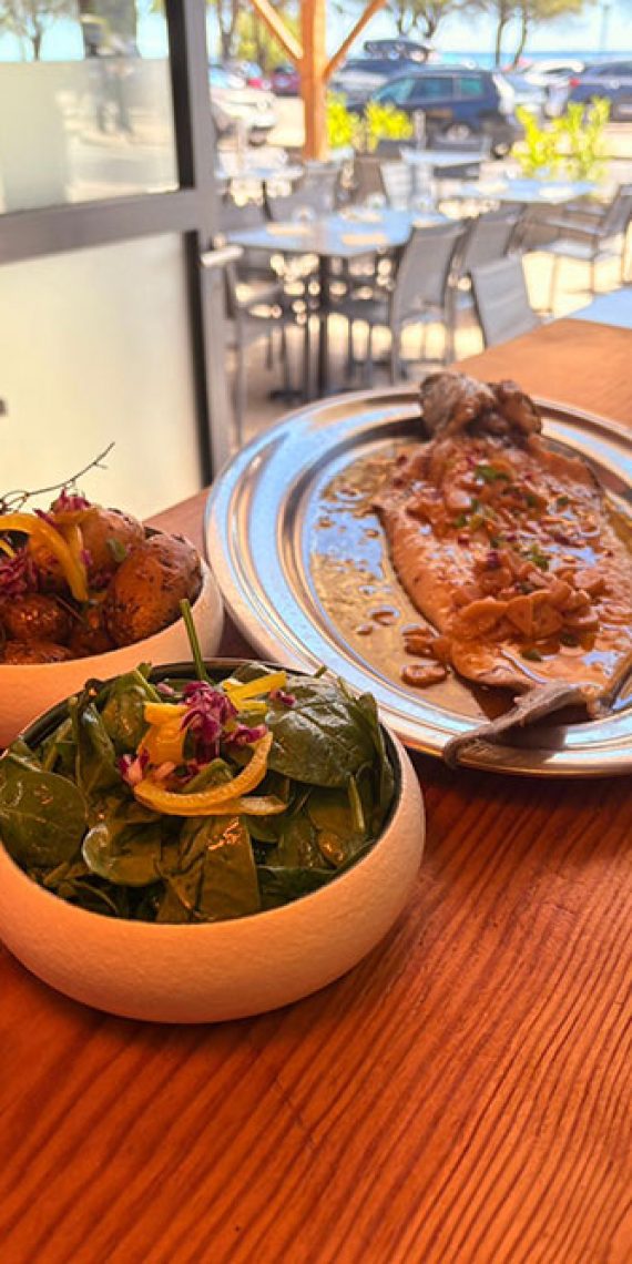 Merlu entier à l’espagnole à partager - Poisson frais au Comptoir de Marcel