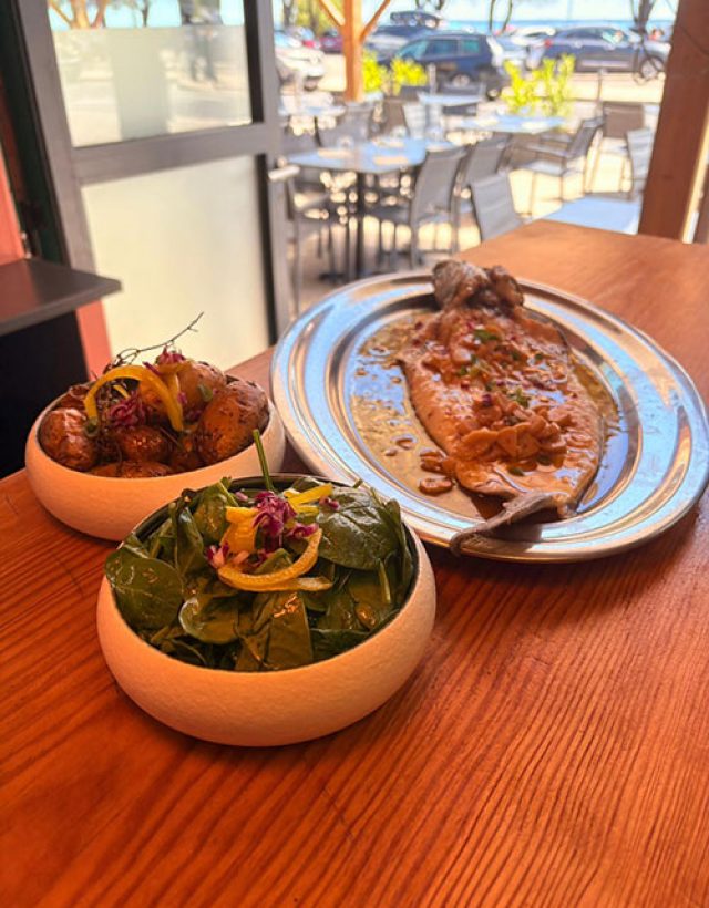 Merlu entier à l’espagnole à partager - Poisson frais au Comptoir de Marcel