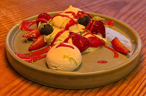 Pavlova fraise au vin rouge verveine et coulis de framboises - Maubuisson - 33