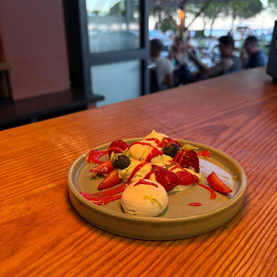 avlova fraise au vin rouge verveine et coulis de framboises - Dessert du Comptoir de Marcel - Carcans Maubuisson