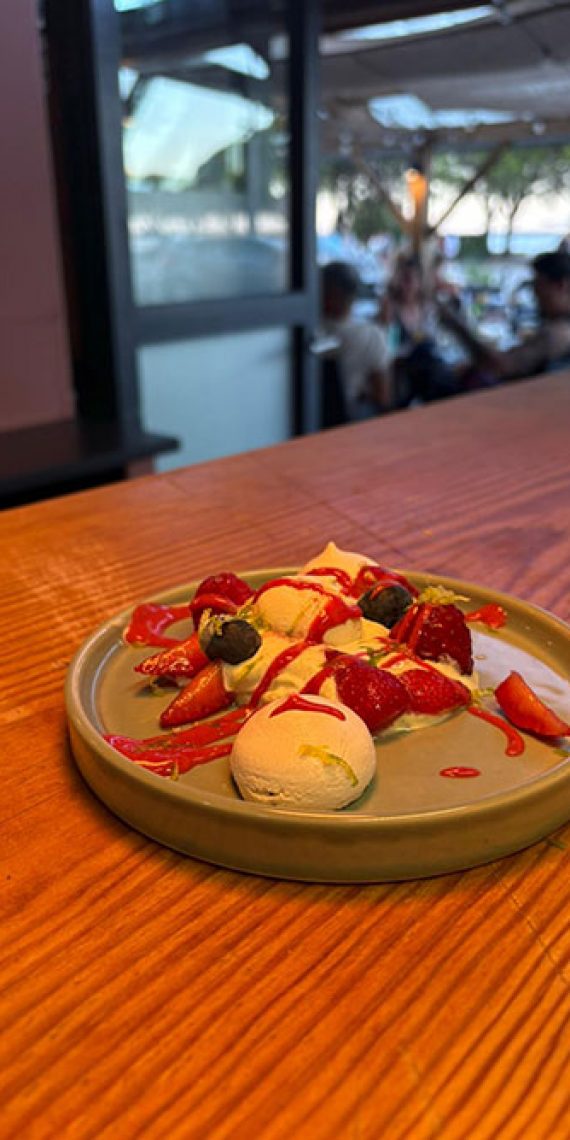 Nos réalisations 6 avlova fraise au vin rouge verveine et coulis de framboises - Dessert du Comptoir de Marcel - Carcans Maubuisson