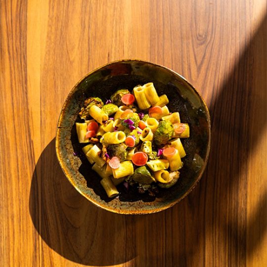 Nos réalisations 11 Salade de pâtes, choux de bruxelles rôtis, pesto pistache et pickles de radis - Recette de Charly Fredet - Le Parfait Savoureux