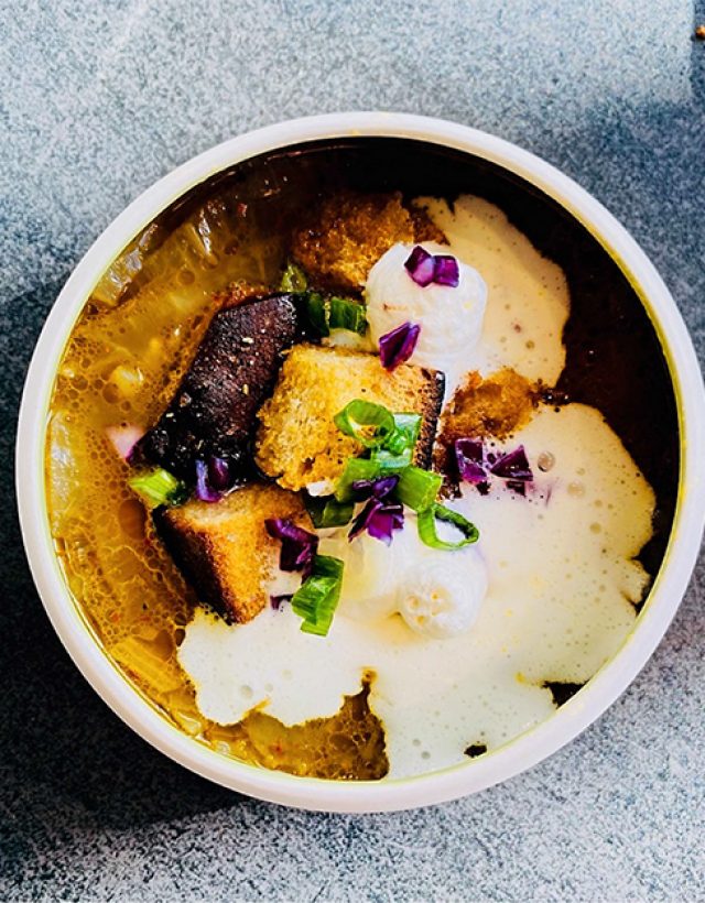 Soupe à l'oignon avec émulsion de laurier - Recette de Charly Fredet - Le Parfait Savoureux