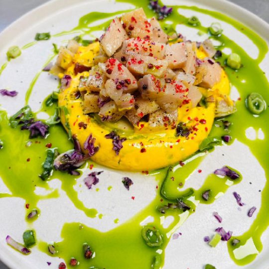 Tartare de truite fumée au poivre de timut et huile de romarin